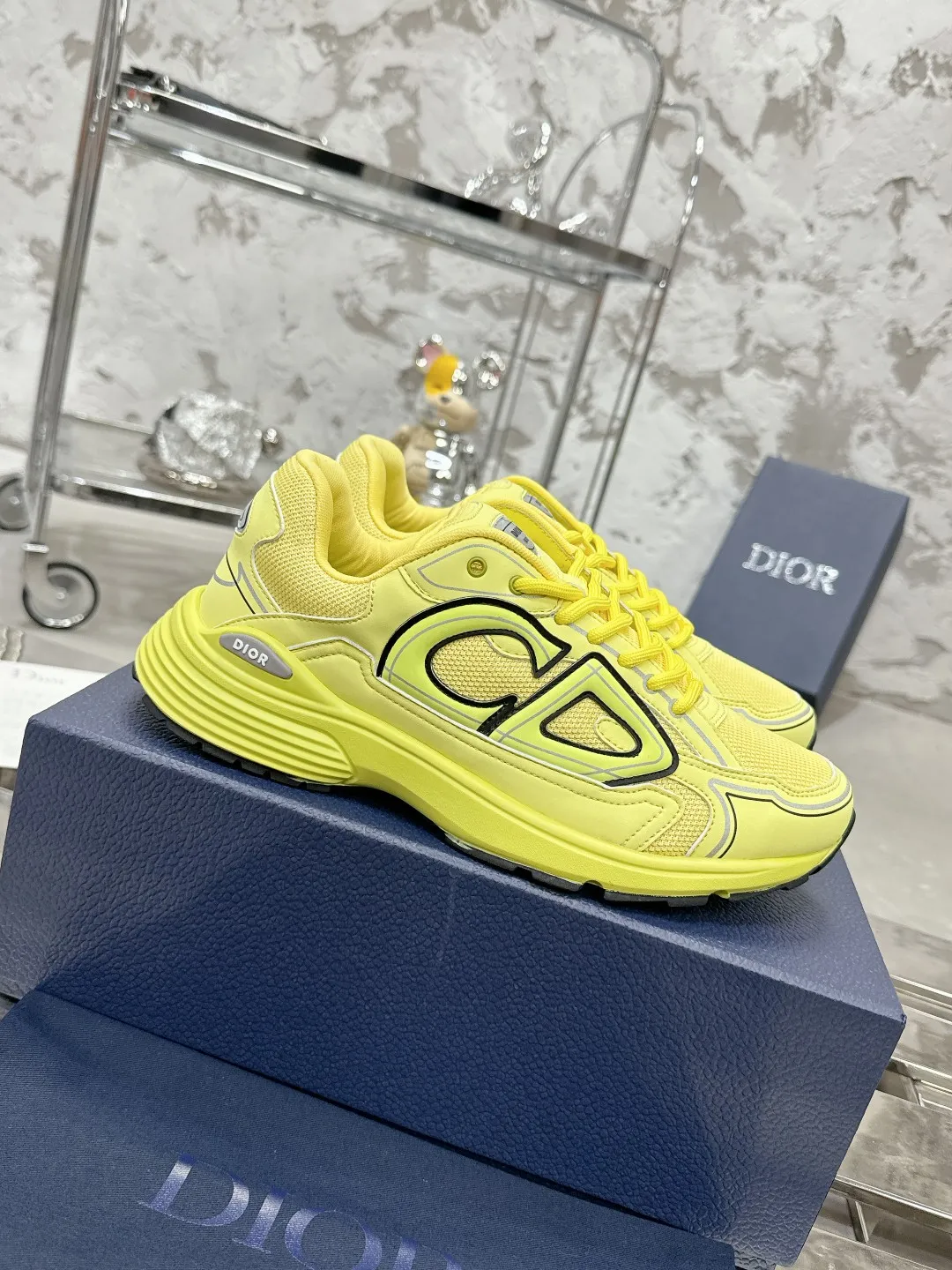 Men's men's shoes 💰600❤️❤️❤️High version Dior Dior's latest color matching B30 series reflective dad sneakers original 17380💰 purchased for development and production Brand new B30 sneakers Dad Shoes style shoes that follow the trend of the retro market The Dior logo on the tongue also indicates that this pair of shoes is the B30 model! B30 uses fine-textured leather and mesh cloth materials to form a shoe body. There are conspicuous letters CD on both sides of the shoe body to indicate identity. Many lines on the shoe body outline details to make the shoes look less monotonous and full of retro flavor. The delivery counter is exquisitely packaged🛍📦 ▪️Fabric: Original customized technical fabric + mesh ▪️Inner lining: Customized breathable lining ▪️Outsole: Original molded IP foam + TPU outsole ▪️Sole thickness: 3.5CM ▪️Size: Women’s size 35-40 / Men’s size 39-46